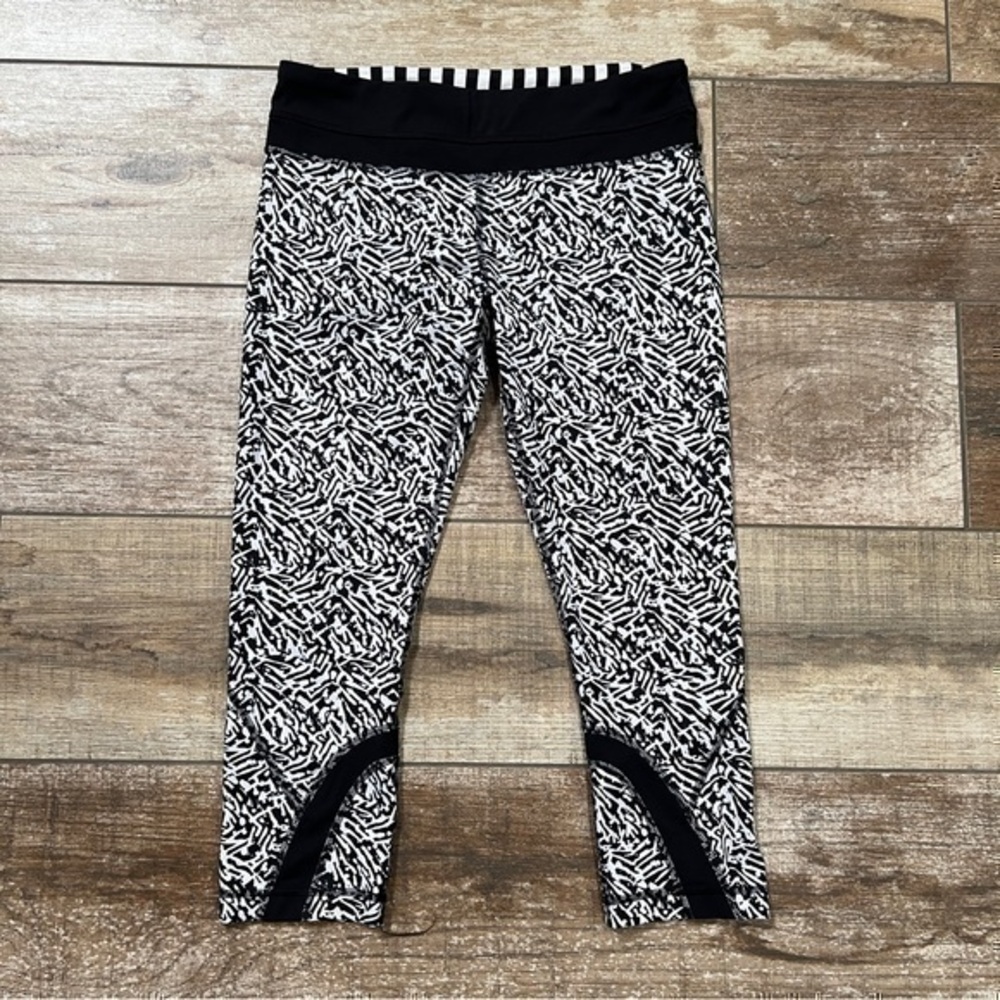 Lululemon Athletica | Crop Leggings Black and White Design